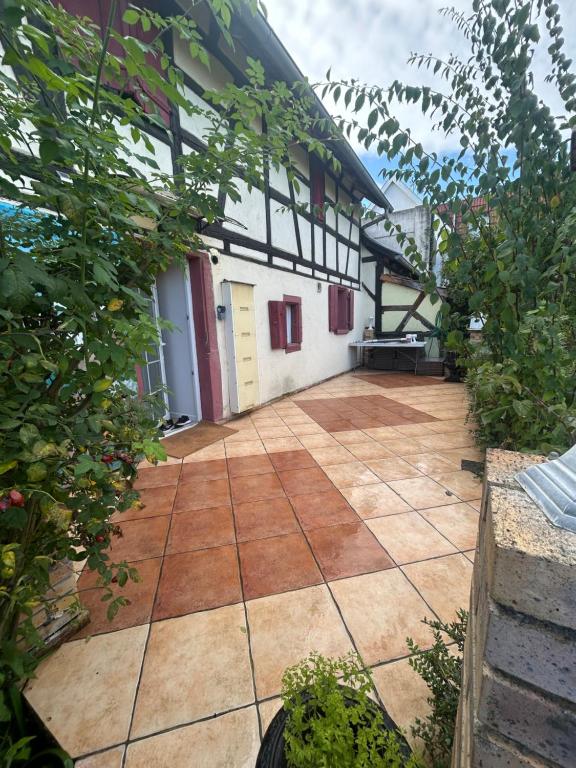 ブラエスハイムにあるNewly renovated 2 bedroom apartmentのパティオ付きの家の外の景色