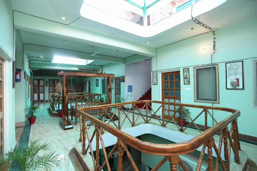 Habitación con mesas, sillas y tragaluz. en Super Collection-O Sara Grand Near Ram Manohar Lohia hospital, en Lucknow