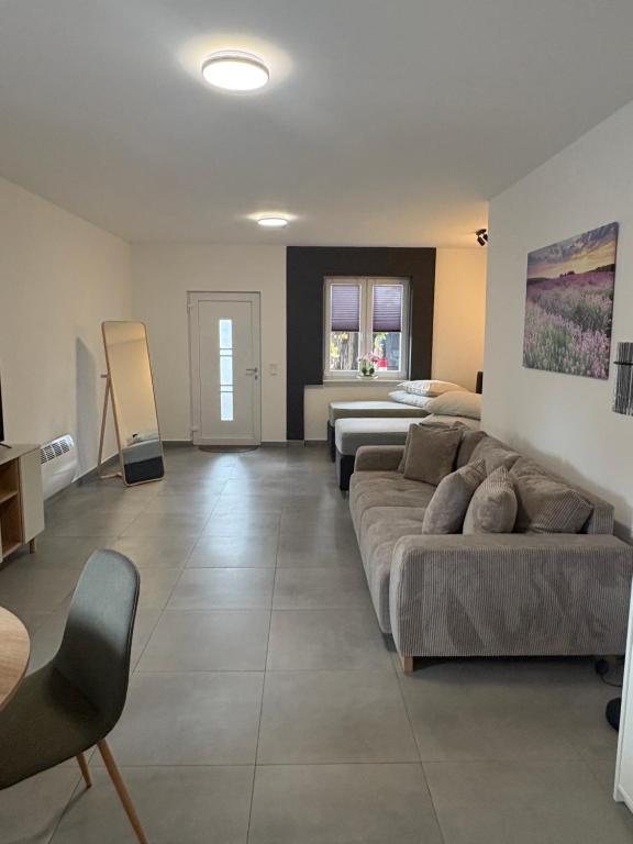 ein Wohnzimmer mit Sofa und Bett in der Unterkunft Appartement de luxe in Löhne