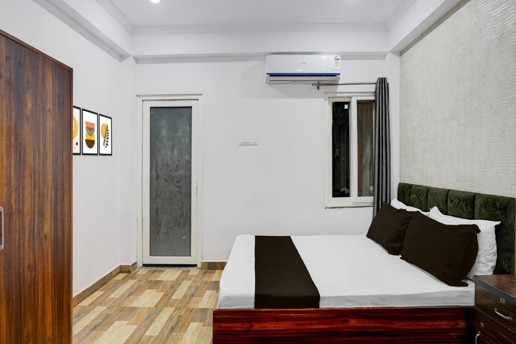 a bedroom with a bed in a room at HOTEL O GOLDEN MAJESTIC in Prayagraj