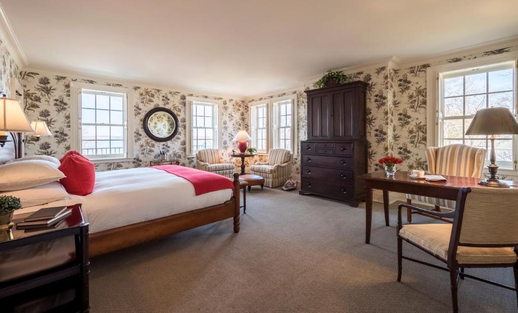 Inns of Aurora Resort & Spa - Room King With Lake View - Aurora Inn