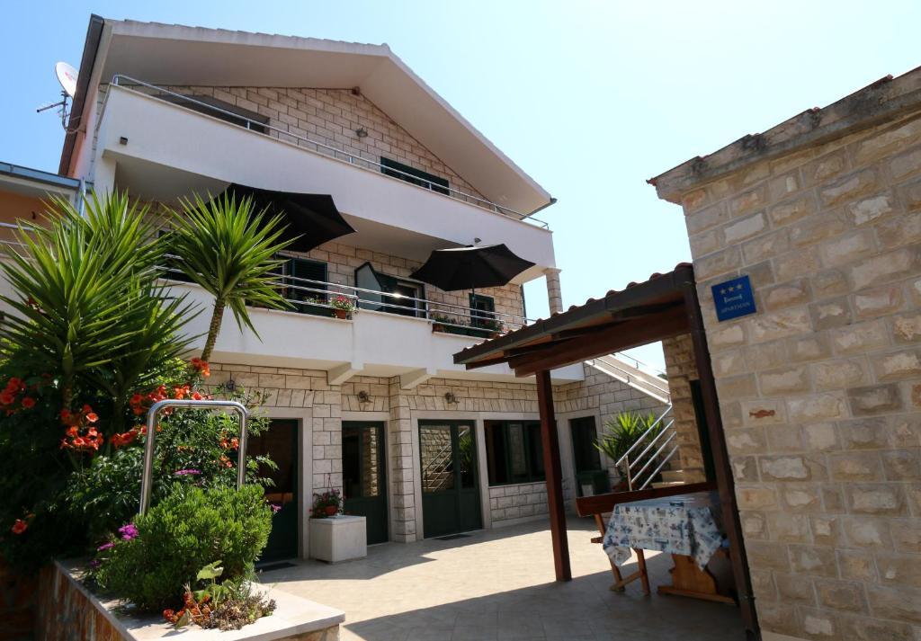 a view of a building from the courtyard at Apartments Jadranka in Lovište