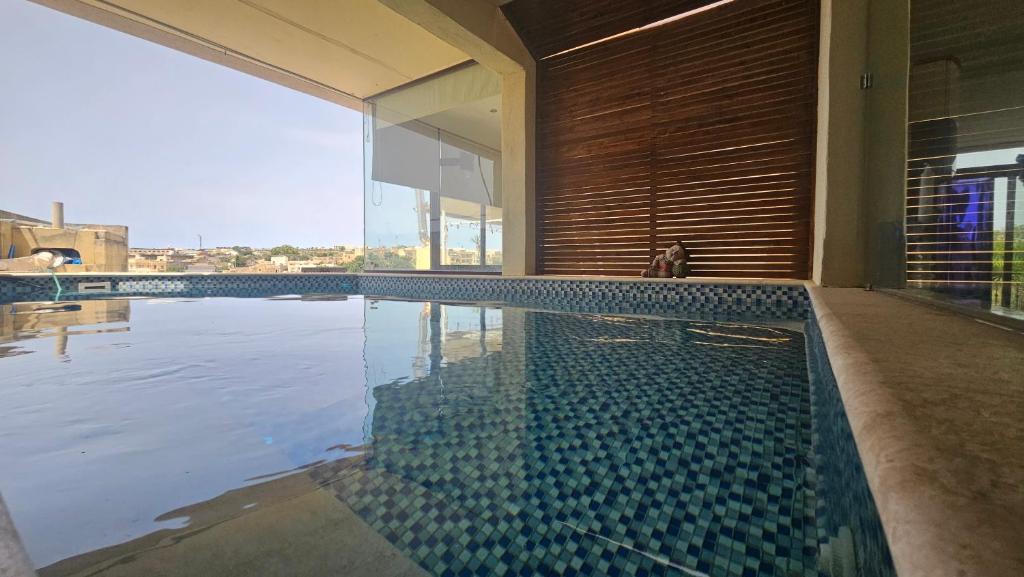 Kolam renang di atau dekat dengan Lunzjata Mansions Penthouse