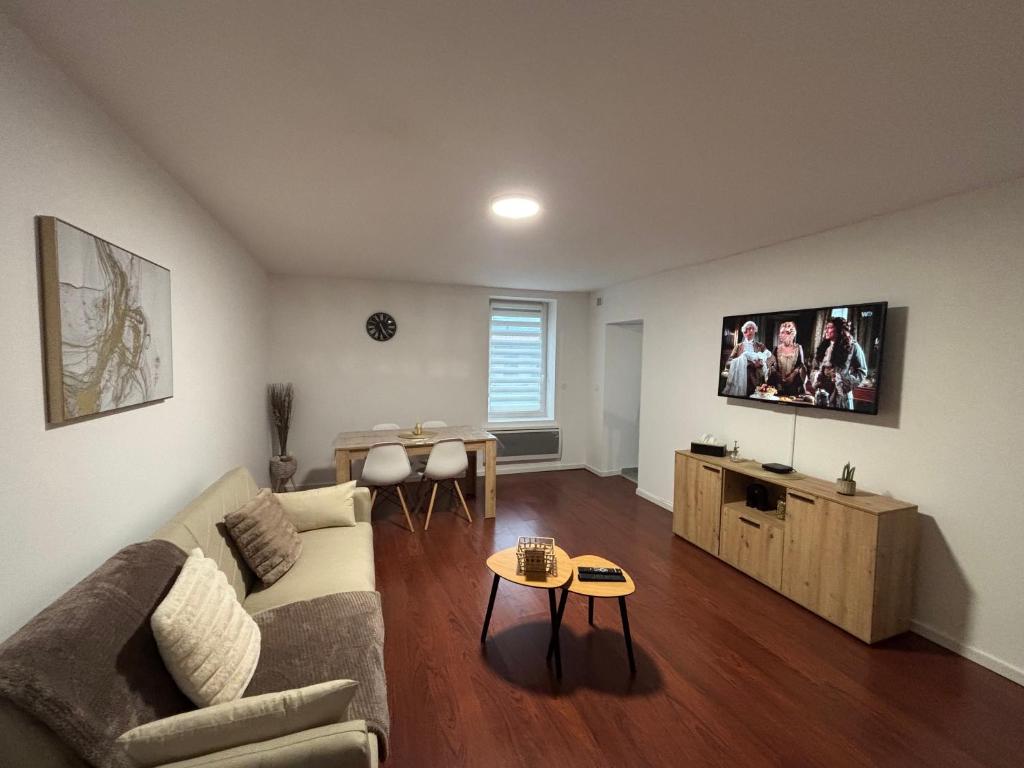 TV a/nebo společenská místnost v ubytování Maison cosy et chaleureuse