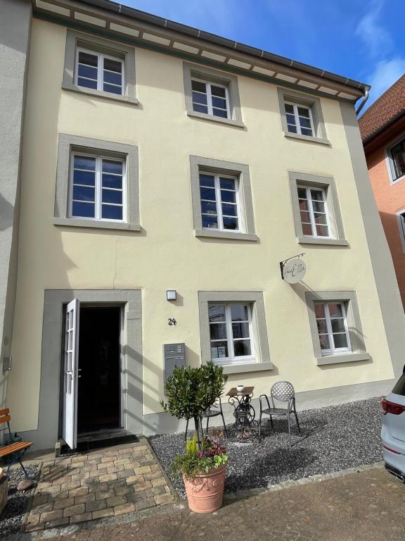 Una casa amarilla con una mesa y sillas delante de ella. en Haus Ella, en Stühlingen