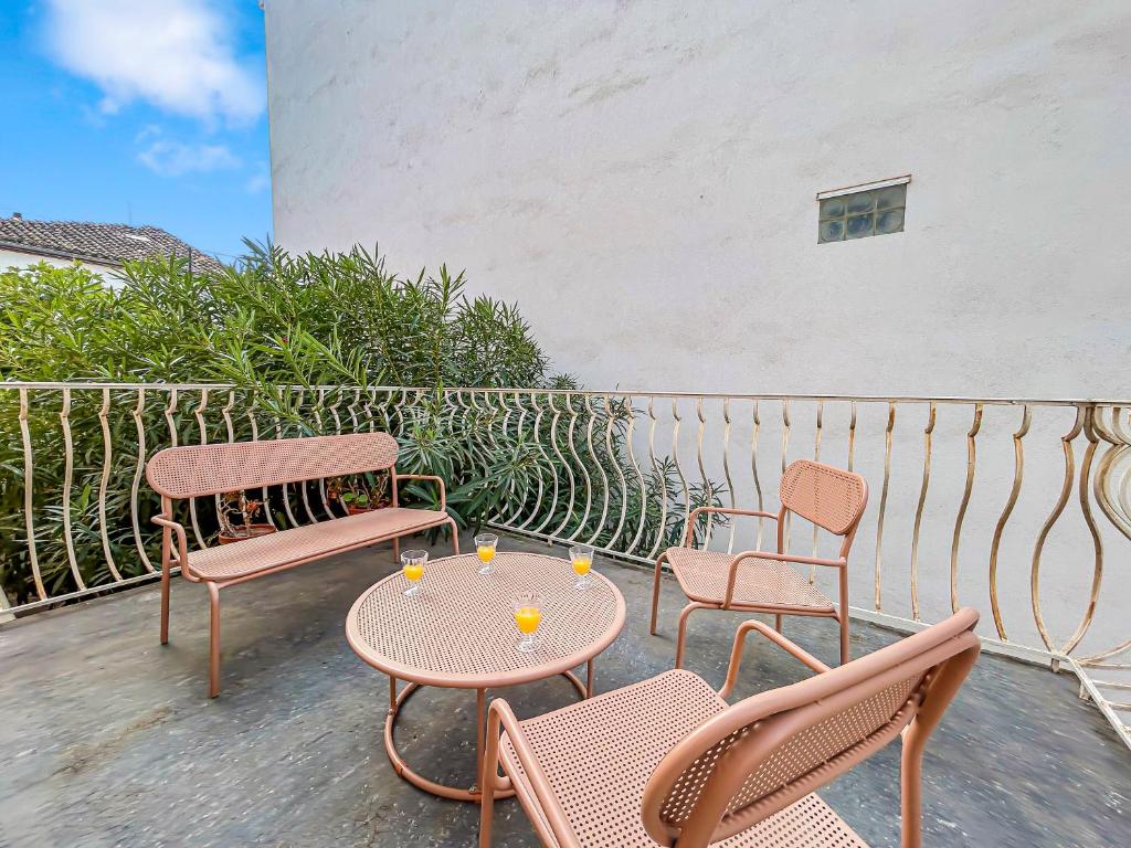 En balkon eller terrasse på Garage Privé Clim Jardin & Barbecue Narbonne