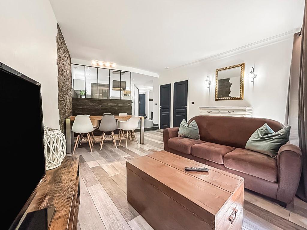 a living room with a couch and a table at Élégant T3 à deux pas du centre ancien in Arles