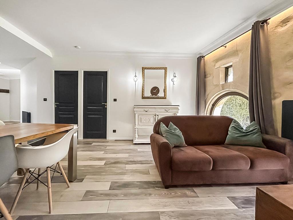 a living room with a couch and a table at Élégant T3 à deux pas du centre ancien in Arles