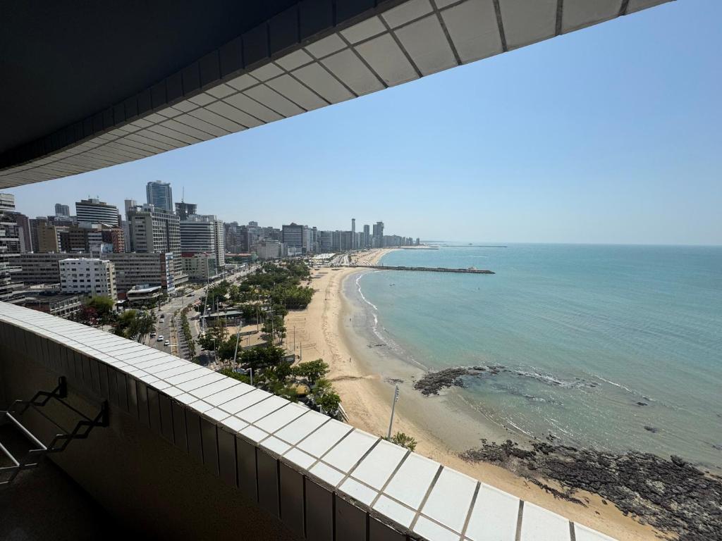 una vista della spiaggia dal balcone di un edificio di Chic hotel suite in fabulous Meireles Fortaleza with WiFi, fitness room a Fortaleza