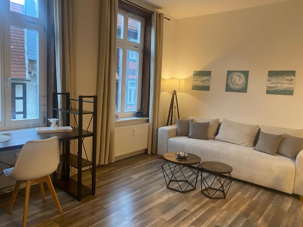 una sala de estar con un sofá y una mesa en BeyerAppartements- Suite für 4 - Innenstadt- SmartTV- Küchenzeile- Espresso Maschine- Waschmaschine- Schlafcouch, en Wernigerode