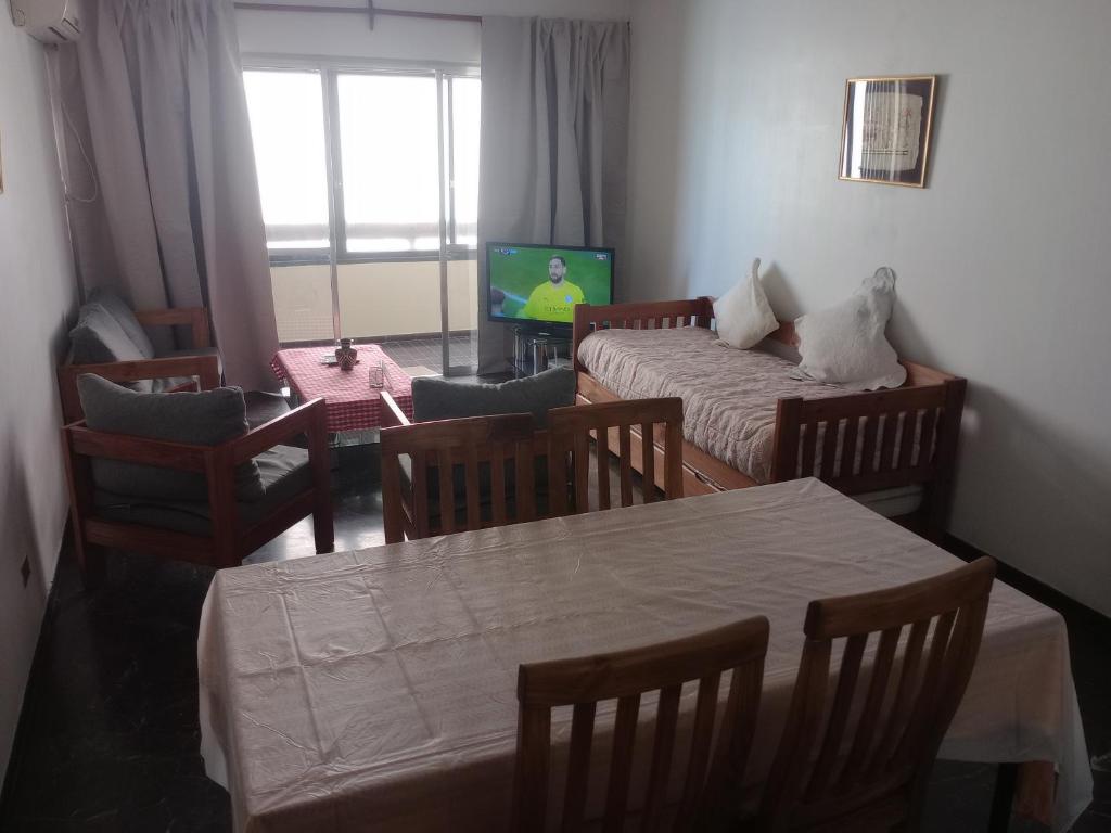 TV a/nebo společenská místnost v ubytování Amplio y cómodo en la mejor ubicación de la Ciudad de Mendoza