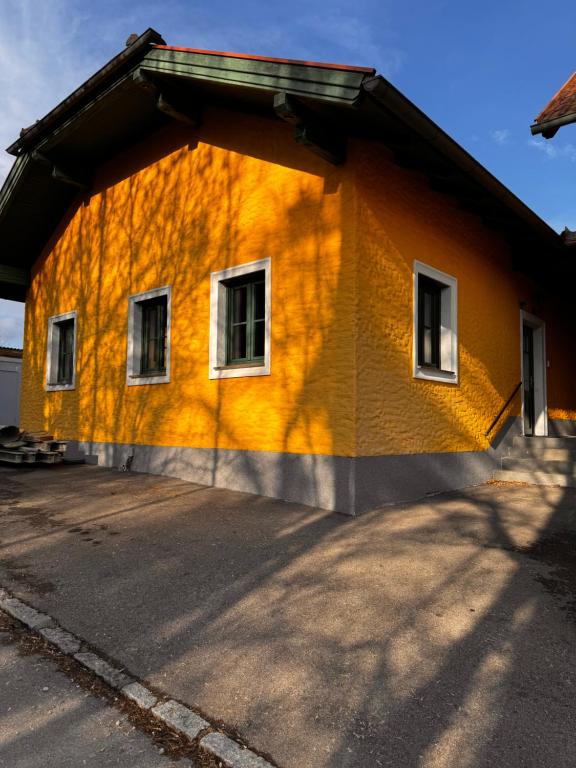 a yellow building with windows on the side of it at Ferienwohnung in idyllischer Natur für bis zu 4 Personen in der Gemeinde Rutzenham - Bergern in Altensam