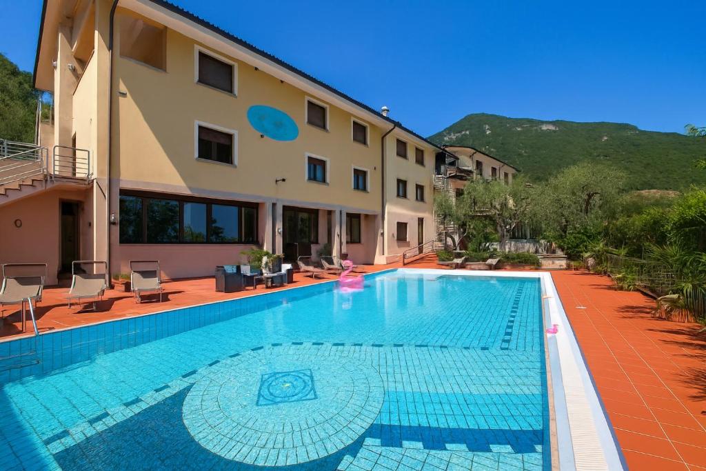ein großes Schwimmbad vor einem Gebäude in der Unterkunft Hotel Roè Garda in 