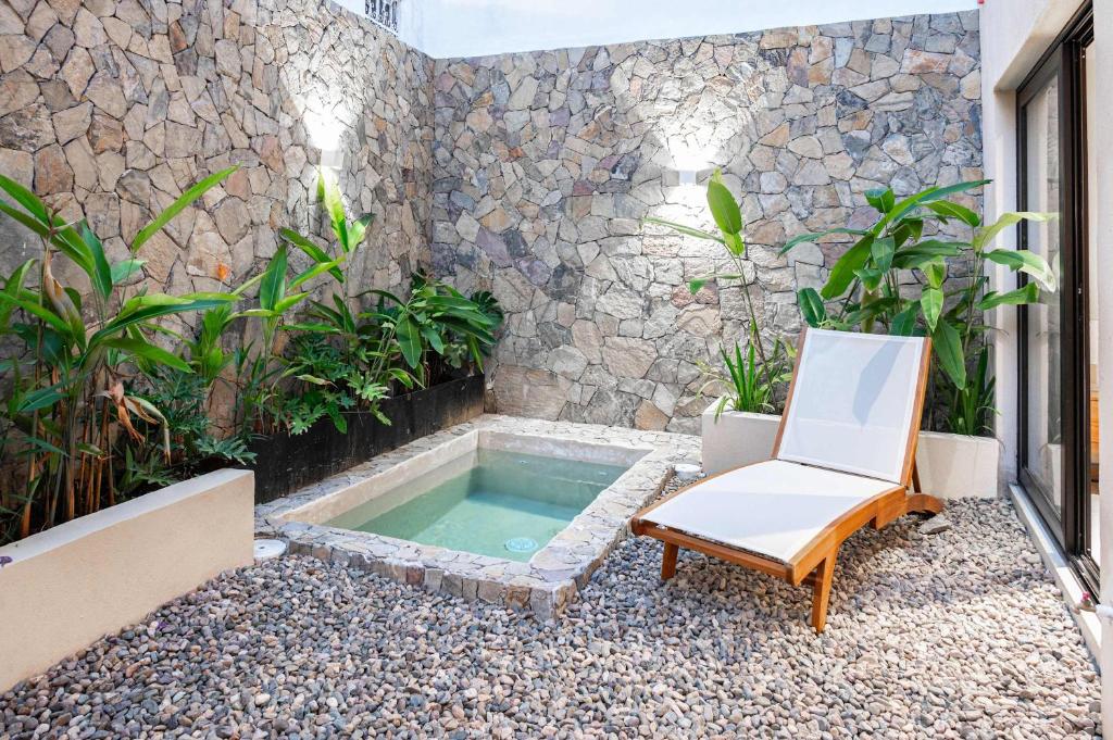 un patio con una sedia e una piccola piscina di Family pool and beach the perfect getaway a Bucerías