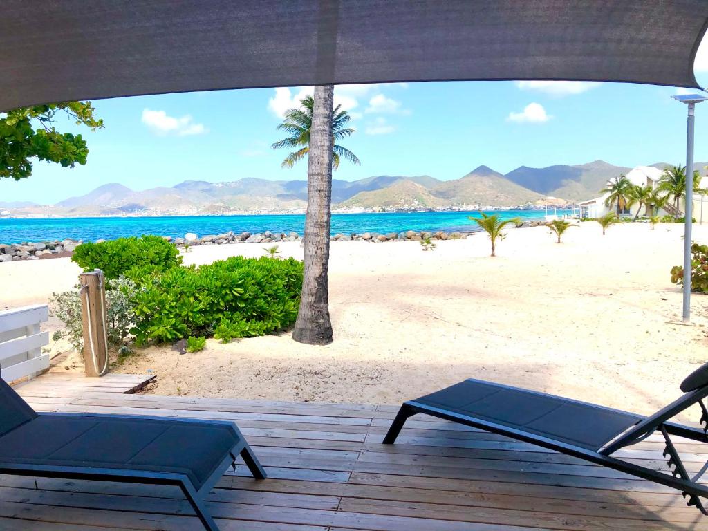 a view of the beach from the porch of a resort at Villa Côté Plage in Marigot