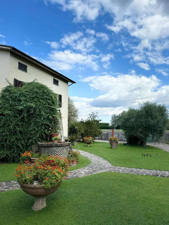 a yard with two flower pots and a building at Villa Iliana in Lucca