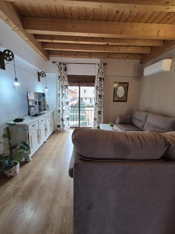 a living room with a couch and a table at NUEVO OCTUBRE 2025 Dúplex Sierra de Cazorla II in Arroyo Frio