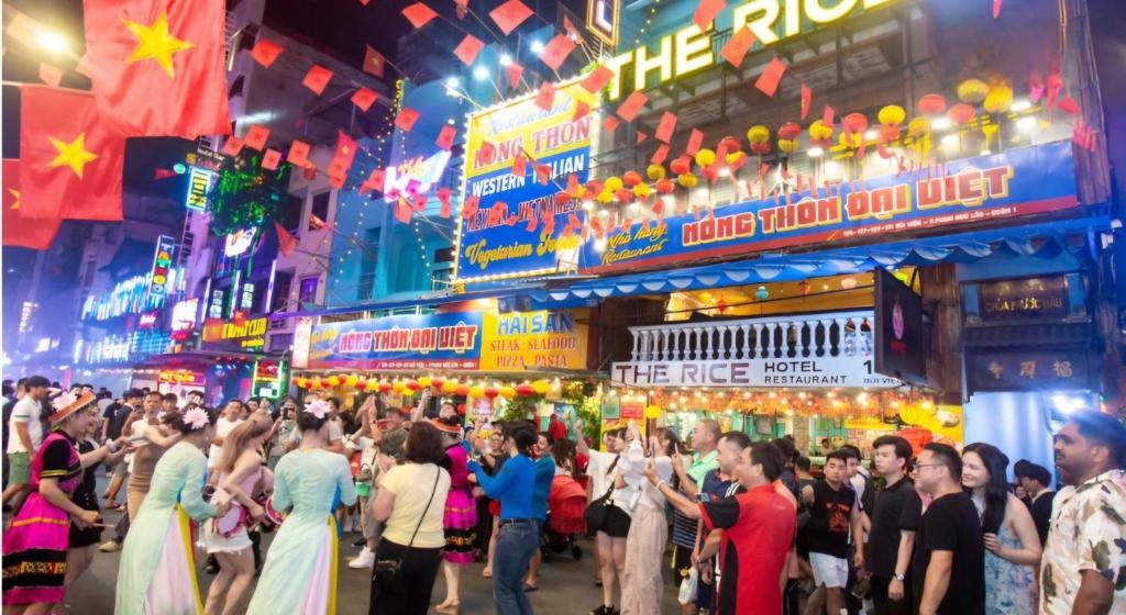 ホーチミン・シティにあるBinh Minh Homstayの夜の人々