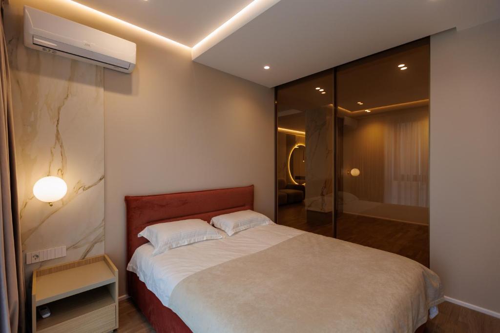 a bedroom with a bed and a walk in shower at Modern Luxury Apartment 3 Inima Chisinaului in Chişinău
