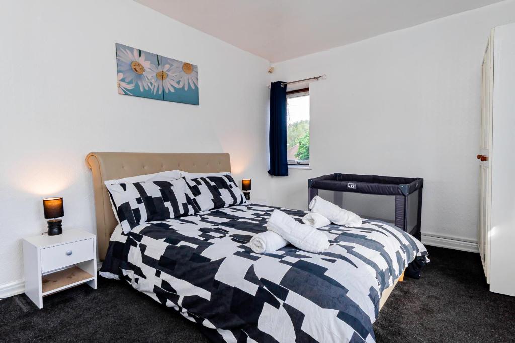 En eller flere senge i et værelse på The Oak 3 Bedroom House