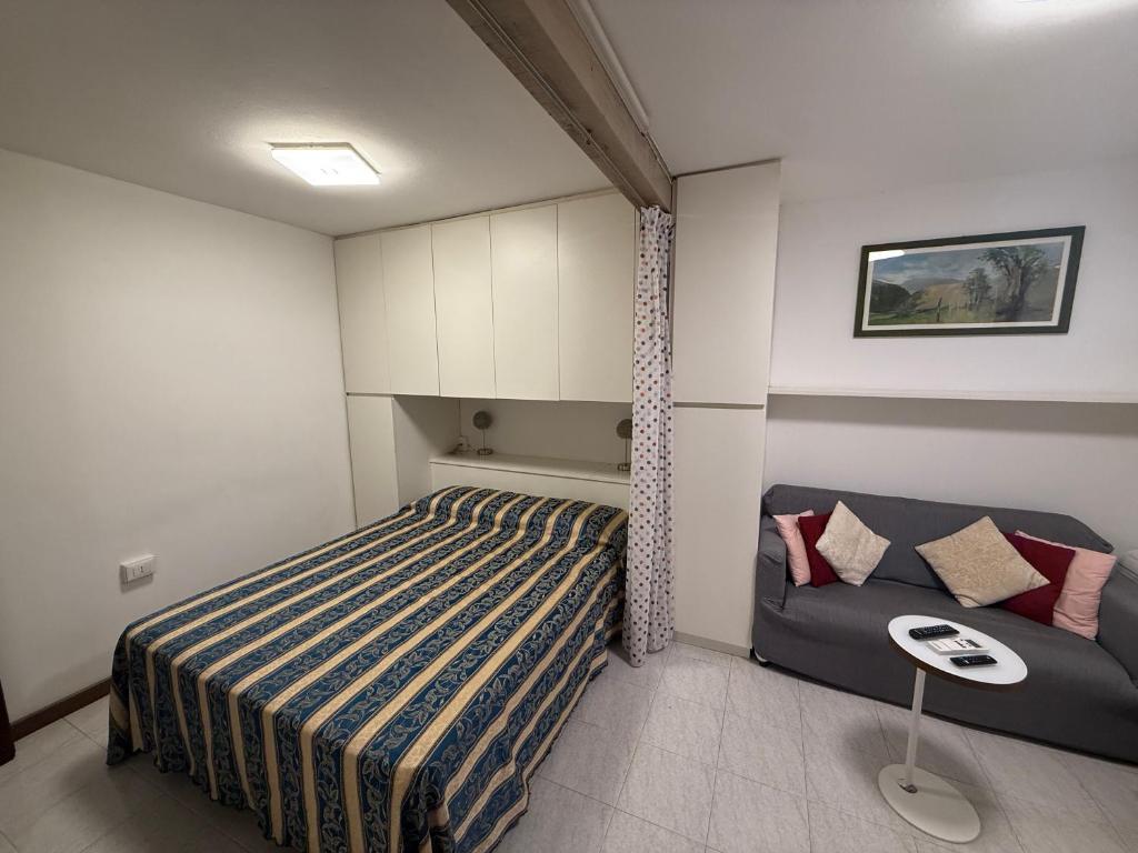 Un pat sau paturi într-o cameră la Appartamento Carboncina