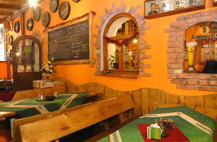 A restaurant or other place to eat at Apartmány Laverna