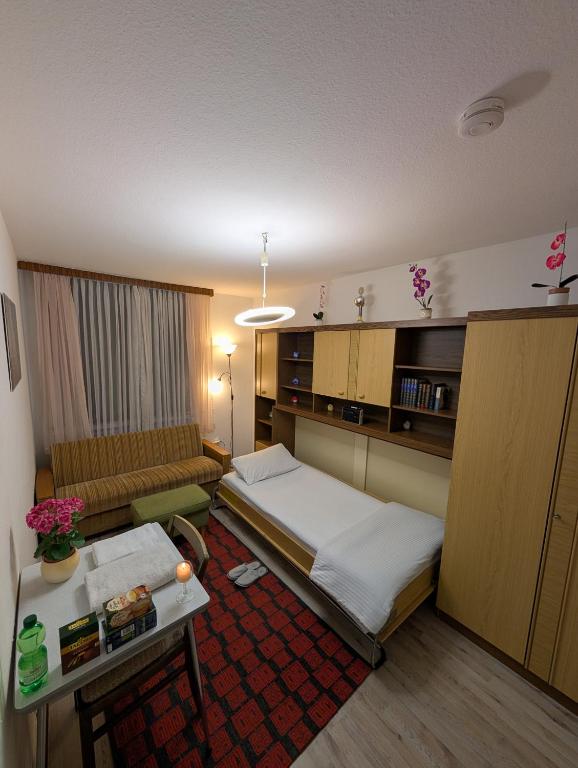 una piccola stanza con un letto e un divano di Affordable room in Bremerhaven a Bremerhaven