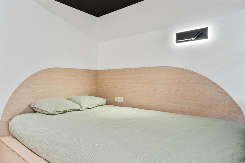 New Studio with Balcony- 1GB - 10 min City Center REF37