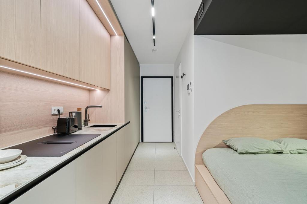 New Studio with Balcony- 1GB - 10 min City Center REF37 - Resim 13