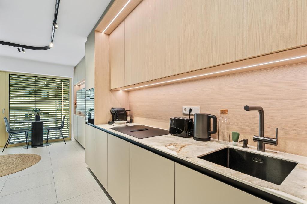 New Studio with Balcony- 1GB - 10 min City Center REF37 - Resim 7