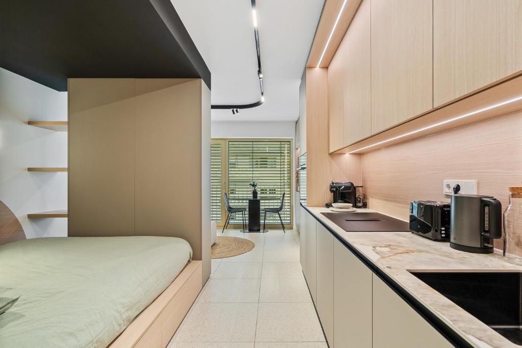 New Studio with Balcony- 1GB - 10 min City Center REF37 - Resim 4