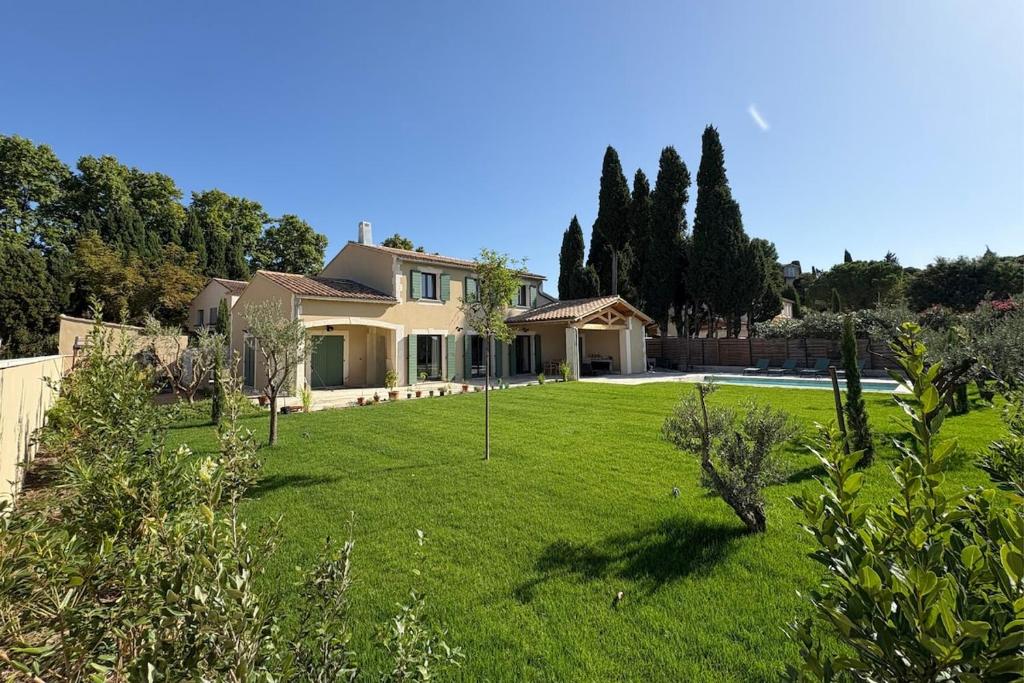 Taman di luar Maison provençale avec piscine et jardin