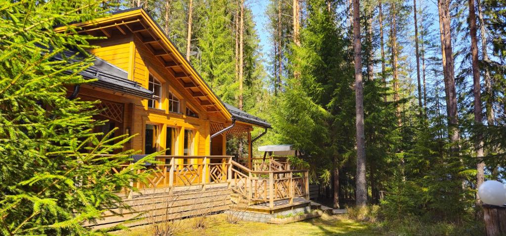 una baita nel bosco con alberi di Quiet Lakeside Forest Escape a Virasoja