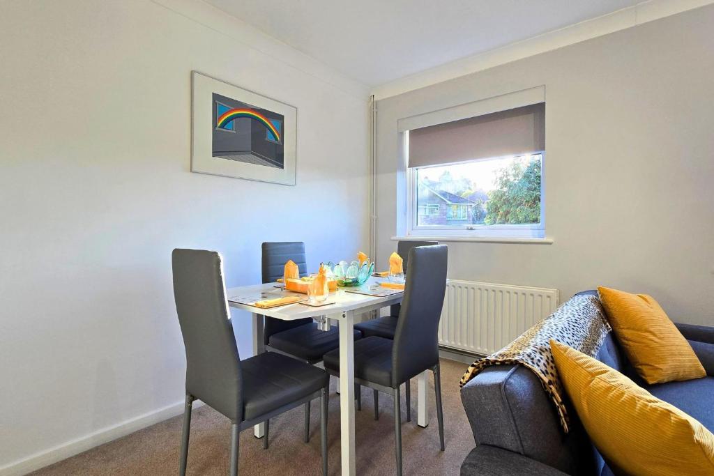 Posezení v ubytování Delightful first floor two bed apartment five minutes walk from Dorking town centre
