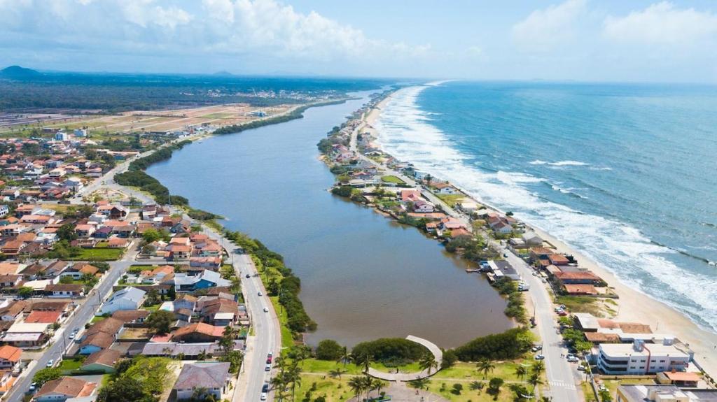 an aerial view of a beach with houses and the ocean at Casa Relaxante em Barra Velha in Barra Velha