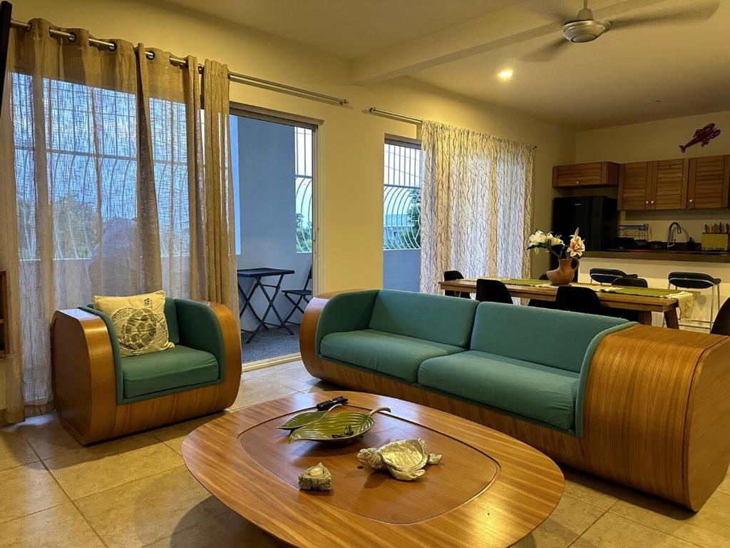 a living room with a couch and a table at Terraza Carrizalillo in Puerto Escondido