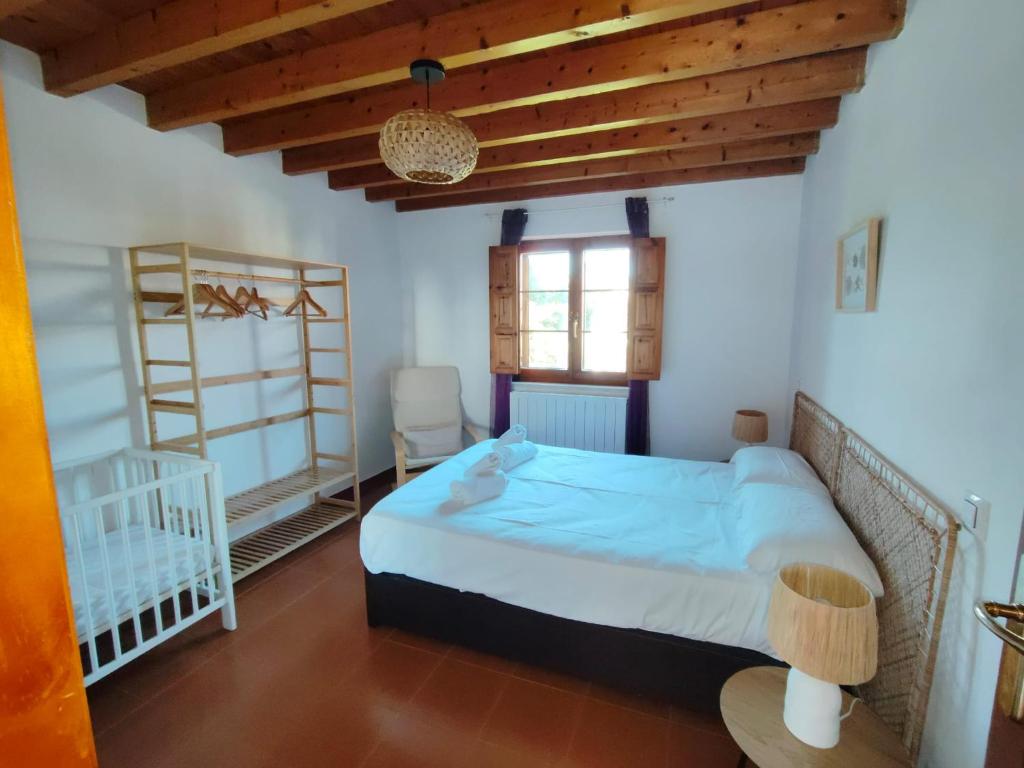 a bedroom with a large bed and a wooden ceiling at Casa adosada Villa Carlota en entorno tranquilo in Reocín