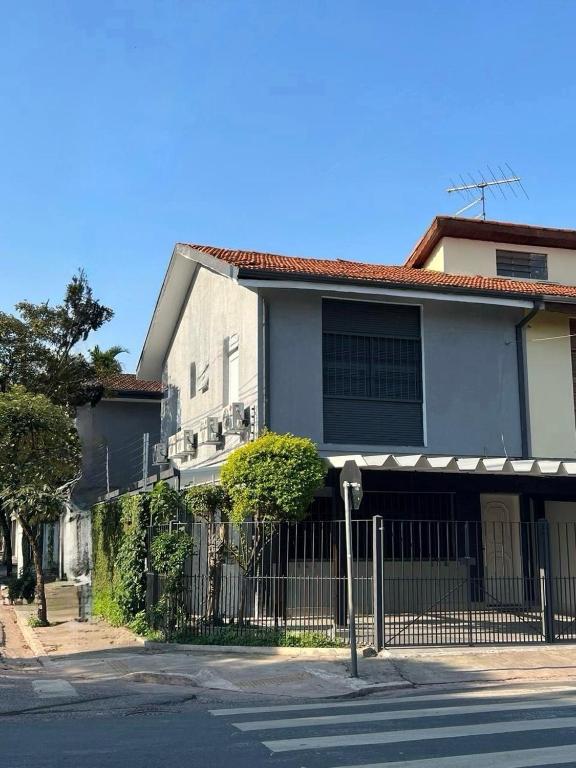 Hotel Lofts Vila Julia Brooklin Berrini Vila Olímpia Aeroporto CGH, a house with a fence in front of a street at Lofts Vila Julia Brooklin Berrini Vila Olímpia Aeroporto CGH in São Paulo