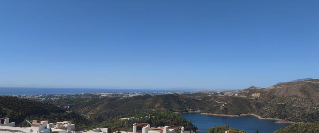 vistas a un cuerpo de agua y montañas en Newly built townhouse with spectacular sea views in an idyllic setting just 15 min from Marbella, en Istán