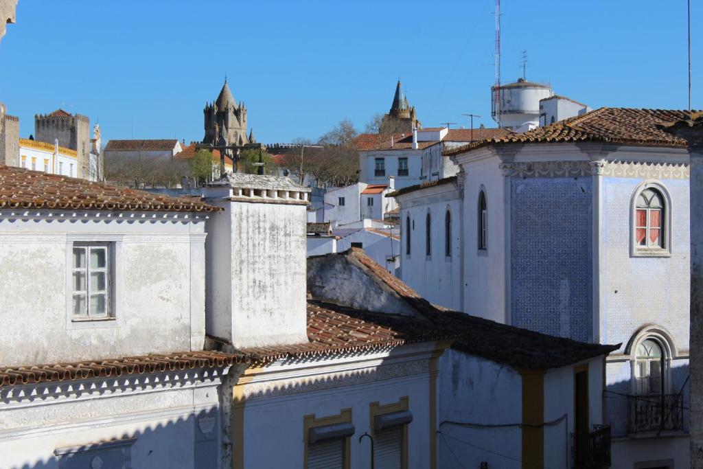 une vue sur les toits des bâtiments d'une ville dans l'établissement Good Mood Hostel, à Évora