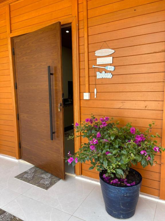 a plant in a pot next to a door at Recanto Praia das Vieiras in Porto Belo