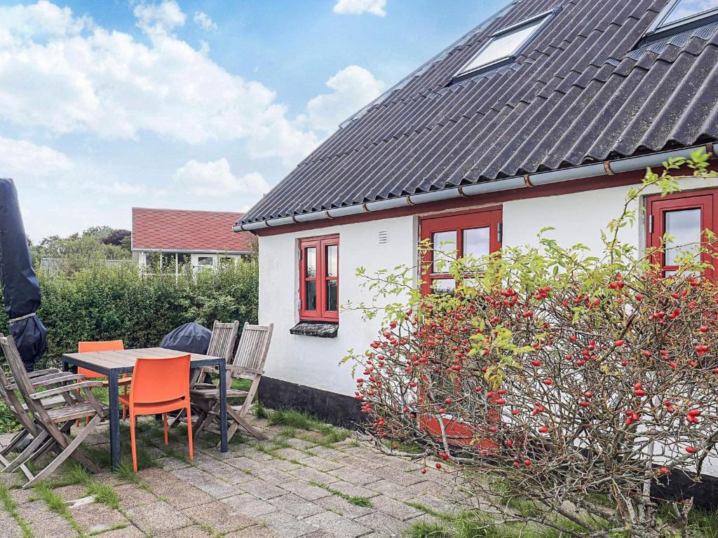 a small white house with a table and chairs at Panoramic View Fisherman's House - By Traum Ferienwohnungen in Vesløs