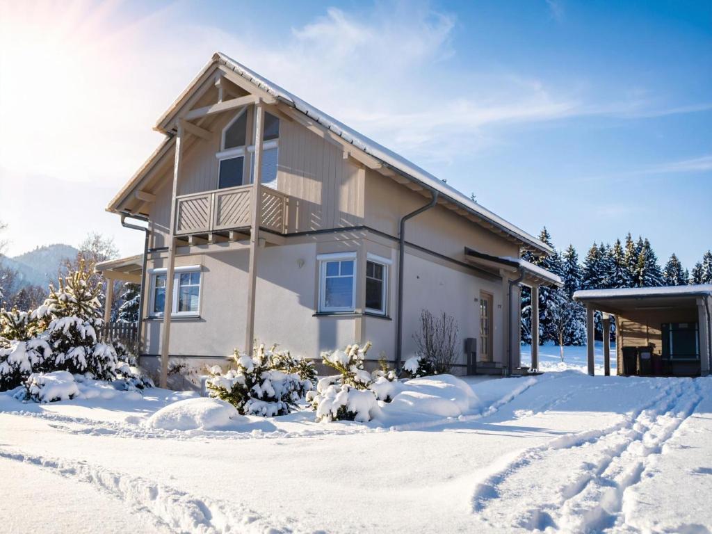 a house in the snow with snow covered yard at Landhaus St Georgen im Gailtal in Emmersdorf