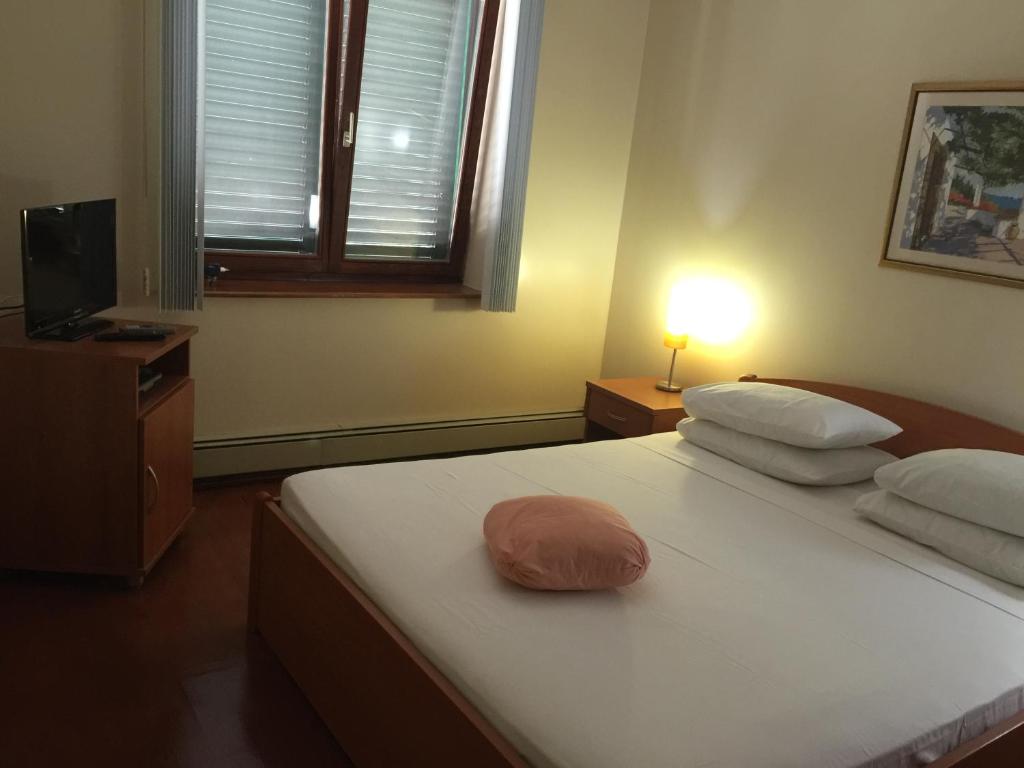 Posteľ alebo postele v izbe v ubytovaní Americana Luxury Apartments