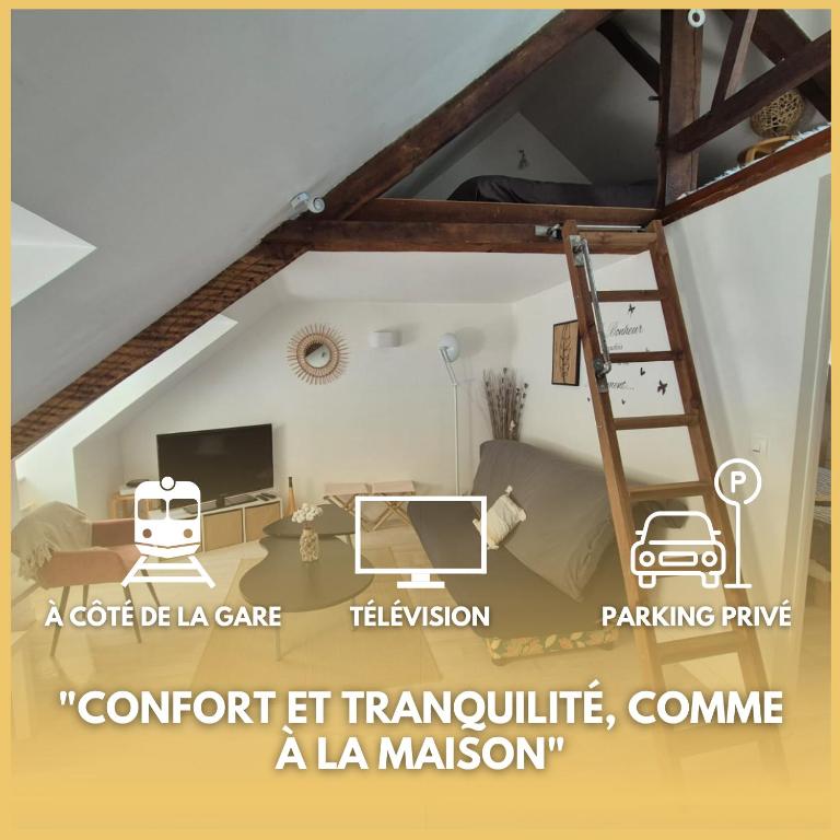 a room with a tv and a car in a room at L'Écrin Urbain - Centre St Brieuc in Saint-Brieuc