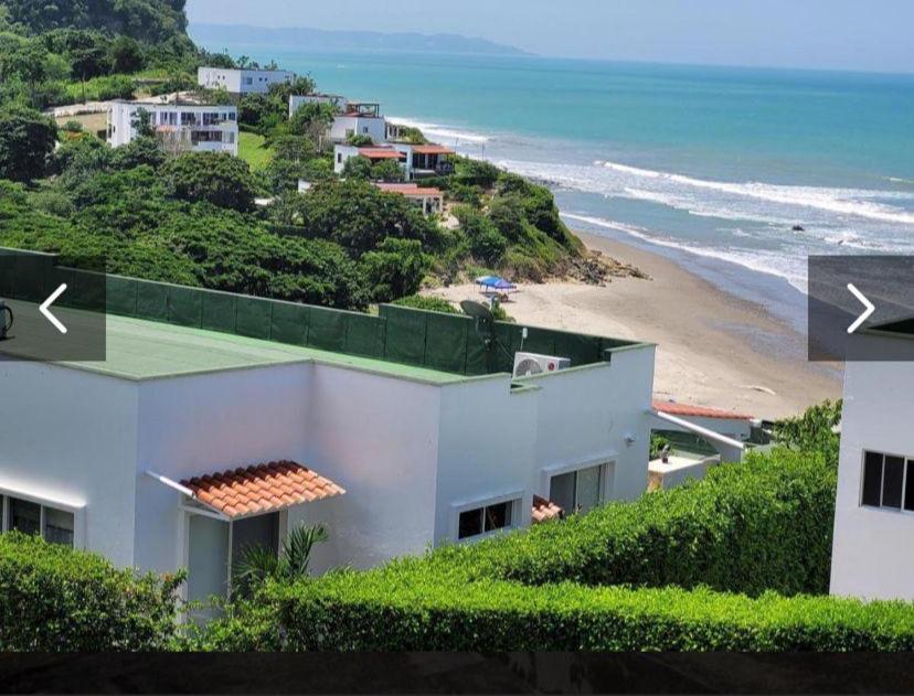 ein Haus mit Blick auf den Strand und das Meer in der Unterkunft Oceanfront Apartment 2BR 2BA at Jama Campay includes Resort Access in Jama