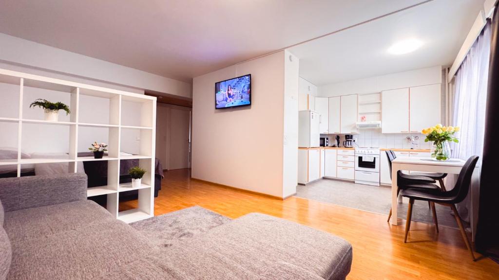 O bucătărie sau chicinetă la City center 3-room apartment, Parking