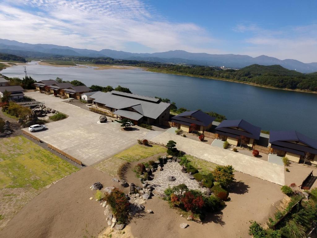 uma vista aérea de um resort junto a um rio em Bessou Kakei em Morioka