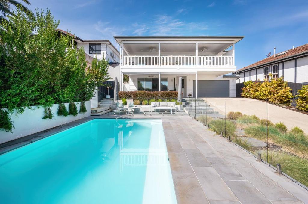 una piscina frente a una casa en Ocean Pearl - Oceanview Luxe Escape with Pool, en Tootgarook