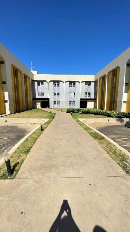 l'ombra di una persona che si trova di fronte a un edificio di Studio 360 MontBlanc a Brasilia